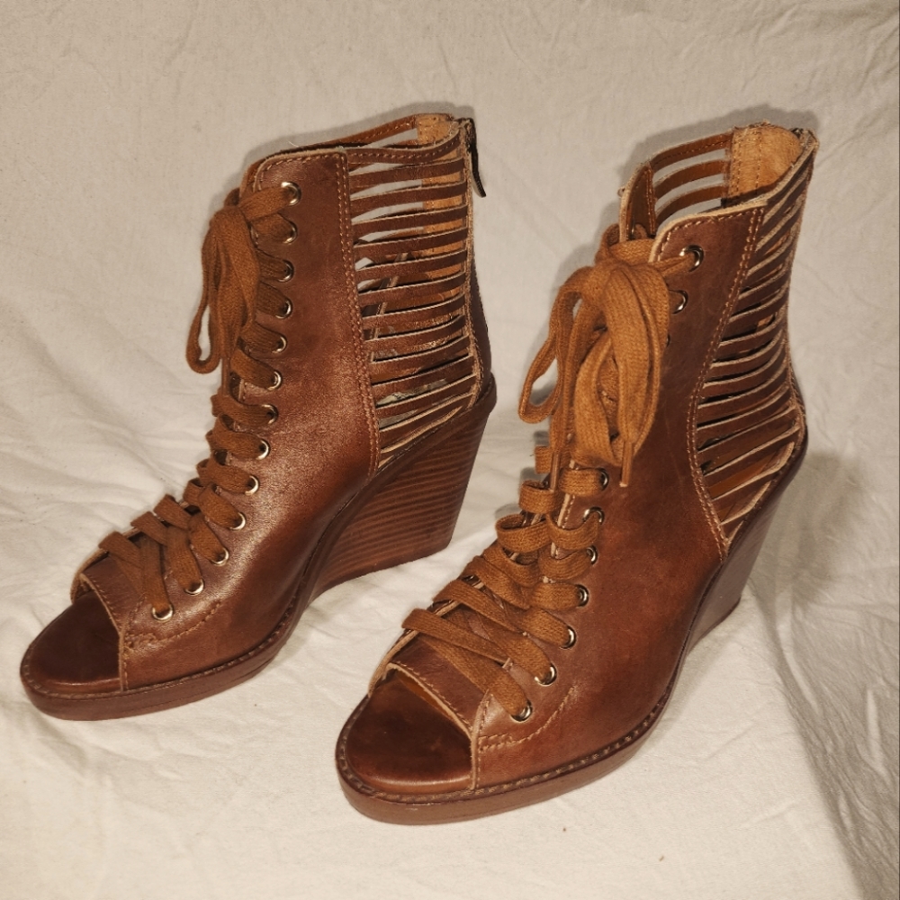 BCBG wedge bootie size 7